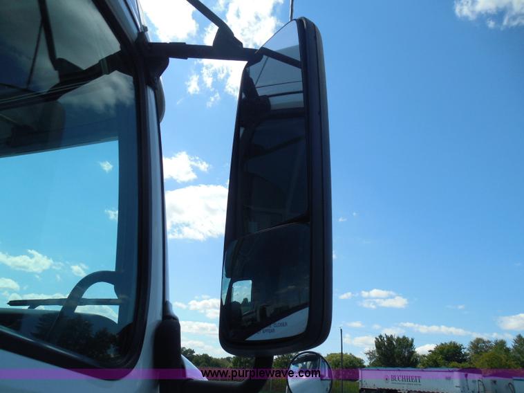 image for item K7528 2010 Volvo VNL64T semi truck