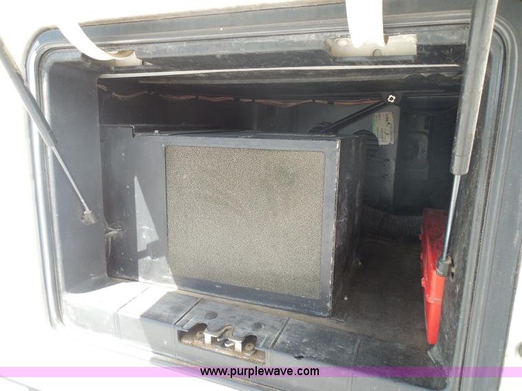 image for item K7528 2010 Volvo VNL64T semi truck