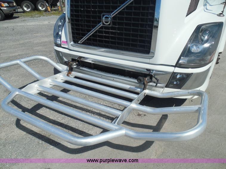 image for item K7528 2010 Volvo VNL64T semi truck