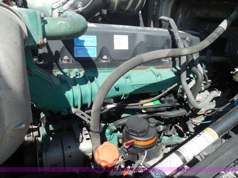 image for item K7528 2010 Volvo VNL64T semi truck
