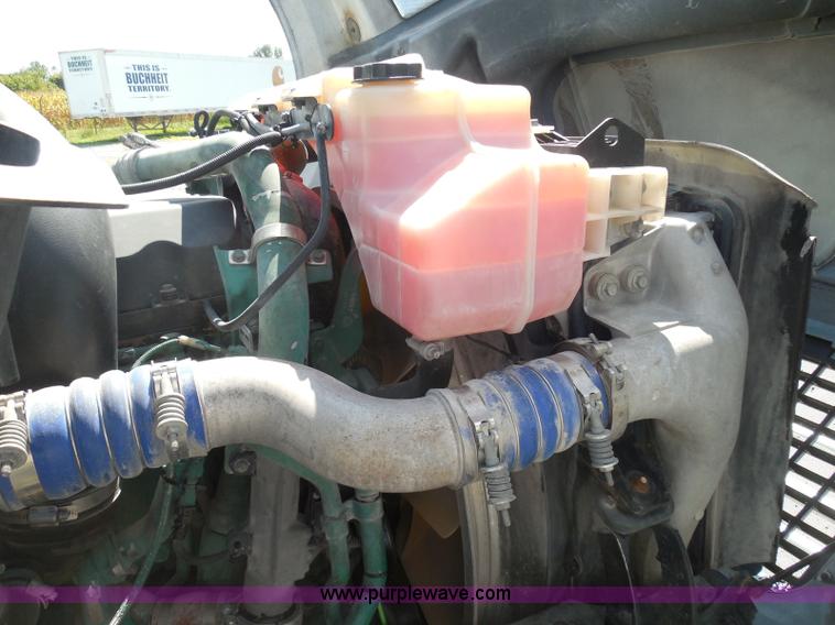 image for item K7528 2010 Volvo VNL64T semi truck