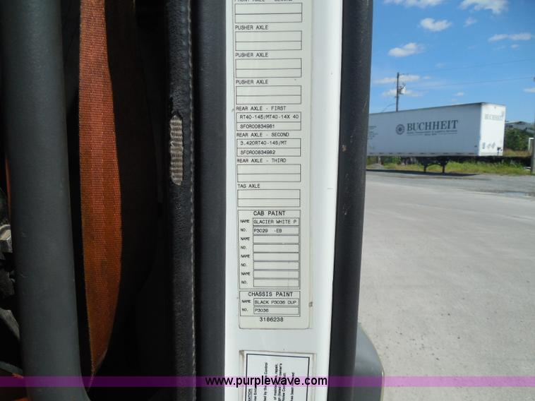 image for item K7528 2010 Volvo VNL64T semi truck