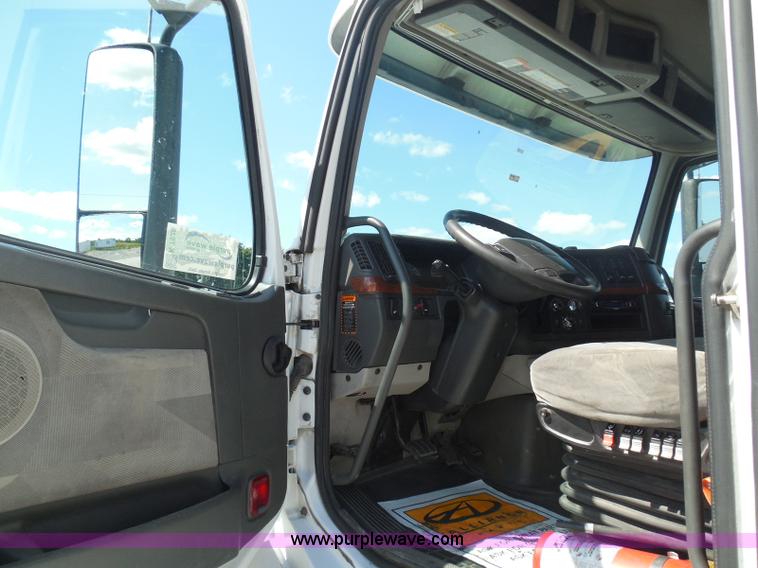 image for item K7528 2010 Volvo VNL64T semi truck