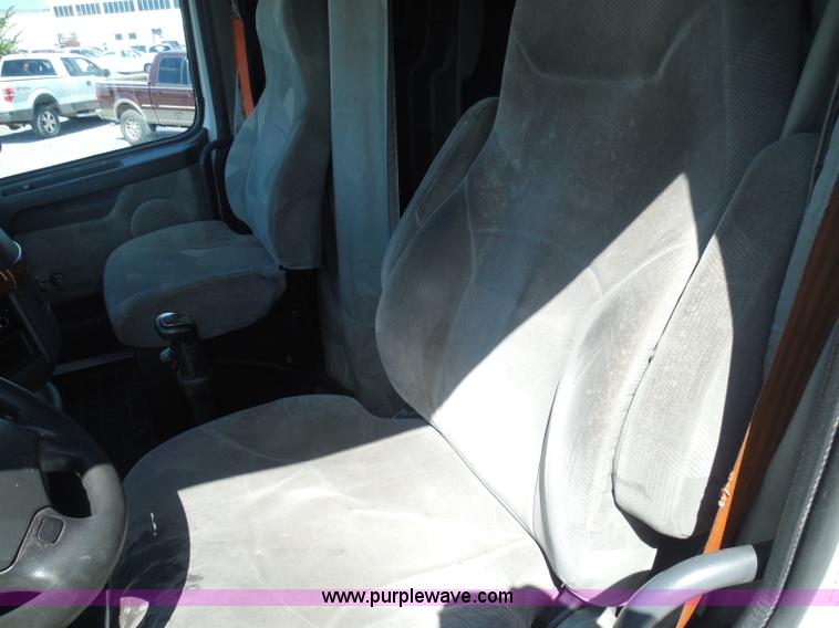 image for item K7528 2010 Volvo VNL64T semi truck