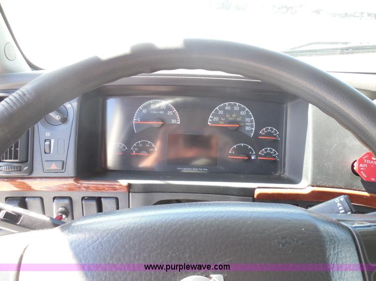 image for item K7528 2010 Volvo VNL64T semi truck