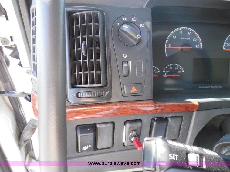 image for item K7528 2010 Volvo VNL64T semi truck