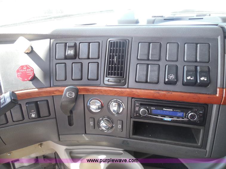 image for item K7528 2010 Volvo VNL64T semi truck