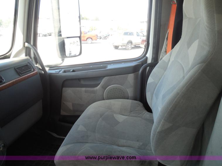 image for item K7528 2010 Volvo VNL64T semi truck