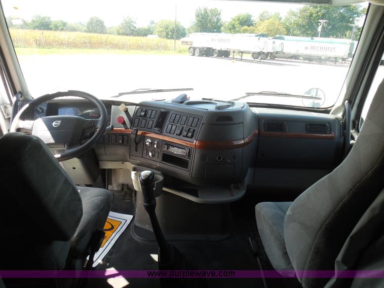 image for item K7528 2010 Volvo VNL64T semi truck