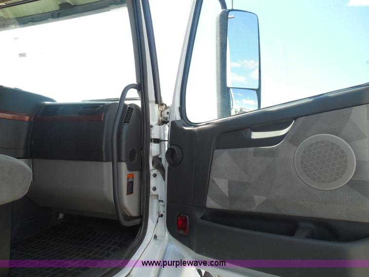 image for item K7528 2010 Volvo VNL64T semi truck