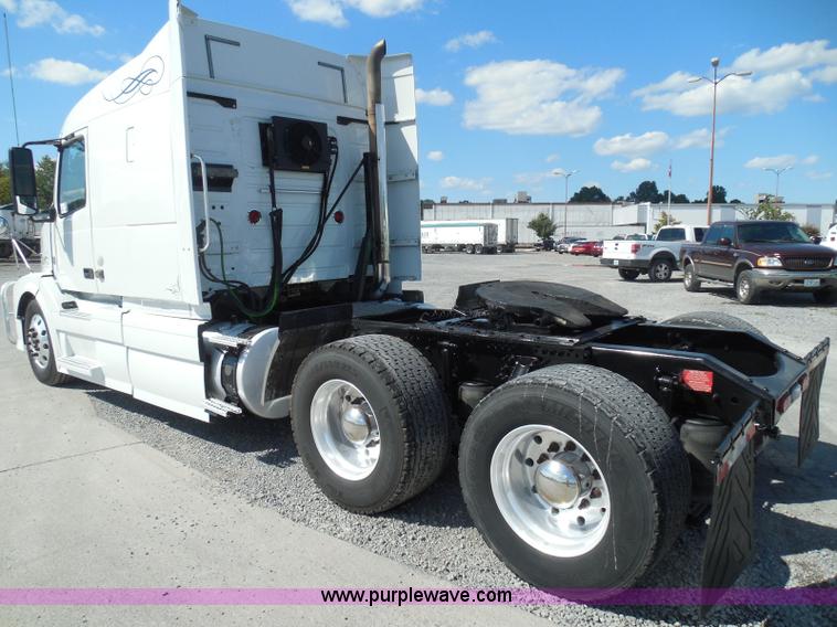 image for item K7528 2010 Volvo VNL64T semi truck