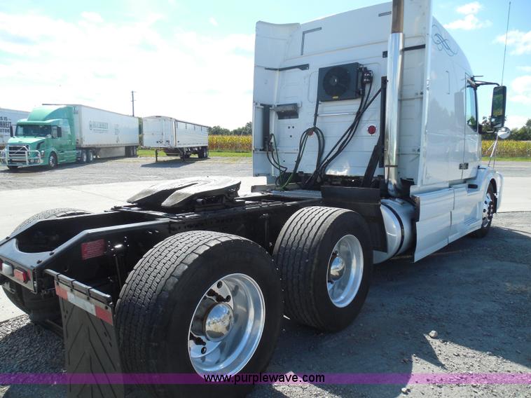 image for item K7528 2010 Volvo VNL64T semi truck