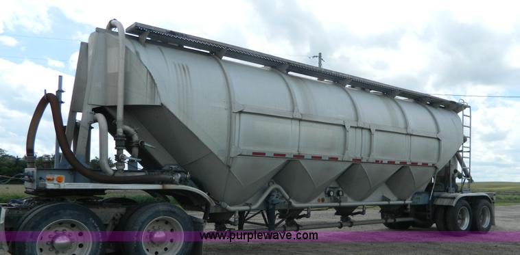 image for item K8150 1981 Fruehauf pneumatic bulk tank trailer