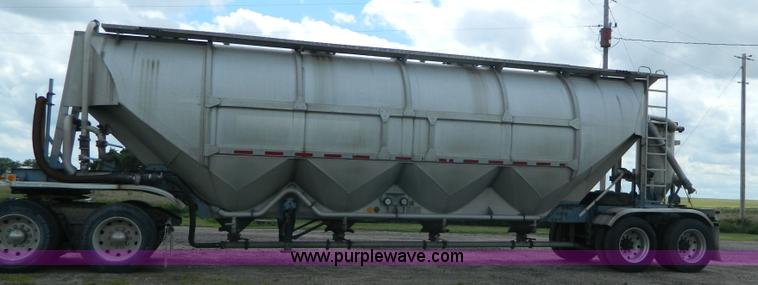 image for item K8150 1981 Fruehauf pneumatic bulk tank trailer