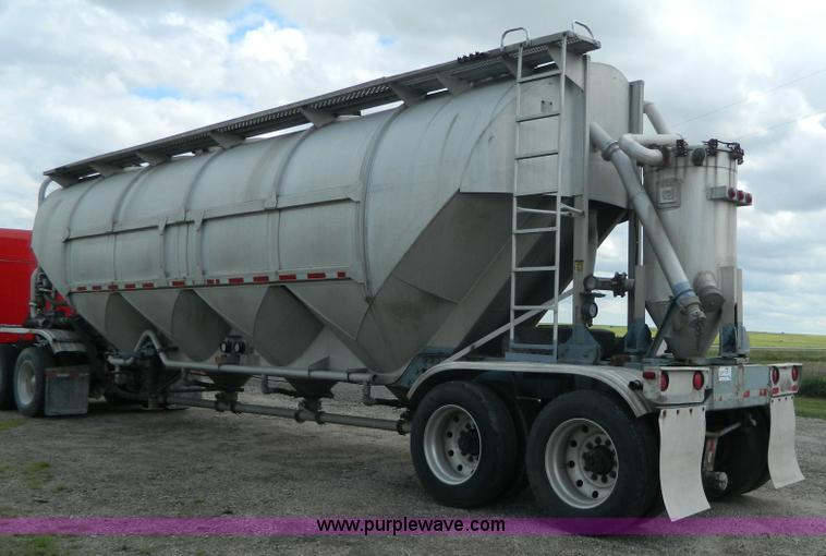 image for item K8150 1981 Fruehauf pneumatic bulk tank trailer