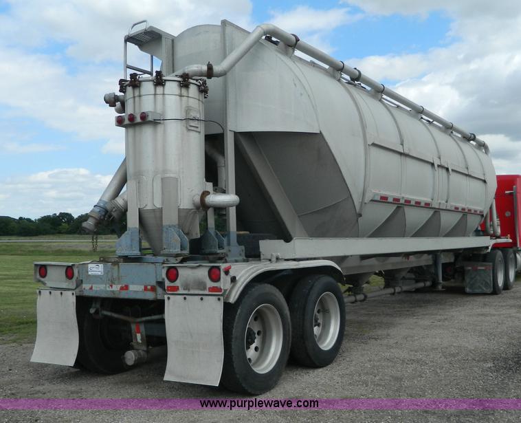 image for item K8150 1981 Fruehauf pneumatic bulk tank trailer