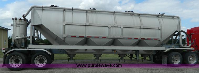 image for item K8150 1981 Fruehauf pneumatic bulk tank trailer