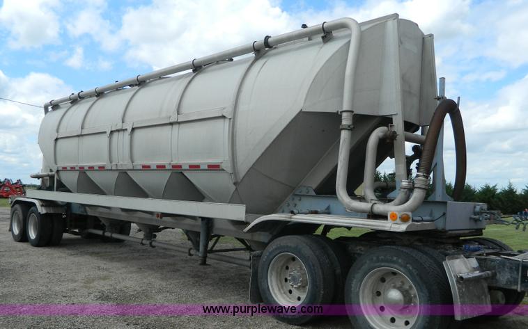 image for item K8150 1981 Fruehauf pneumatic bulk tank trailer