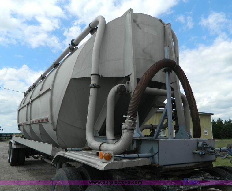 image for item K8150 1981 Fruehauf pneumatic bulk tank trailer