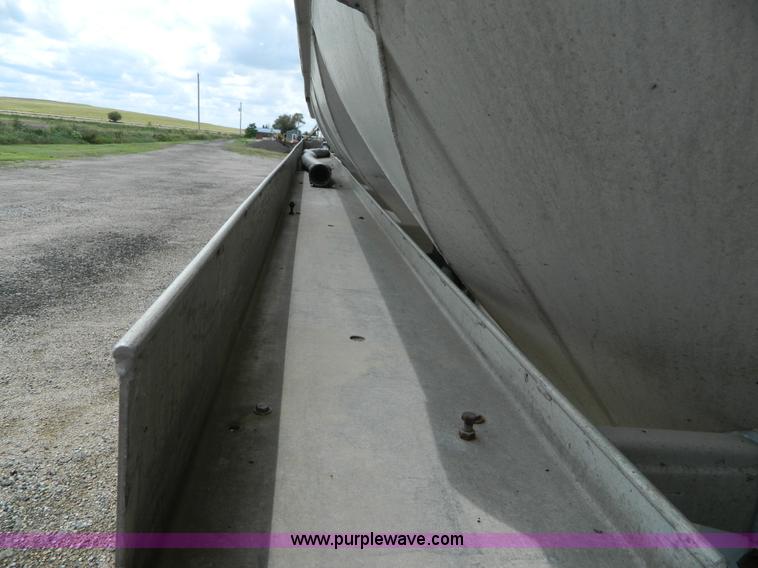 image for item K8150 1981 Fruehauf pneumatic bulk tank trailer