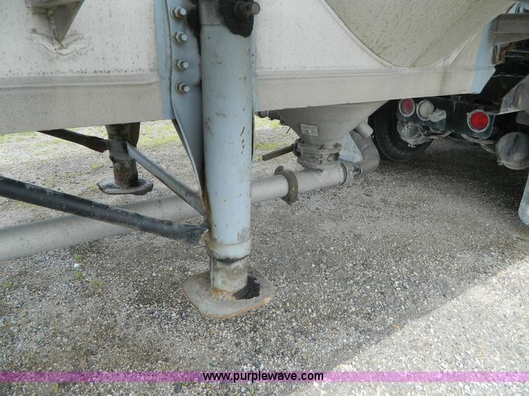 image for item K8150 1981 Fruehauf pneumatic bulk tank trailer