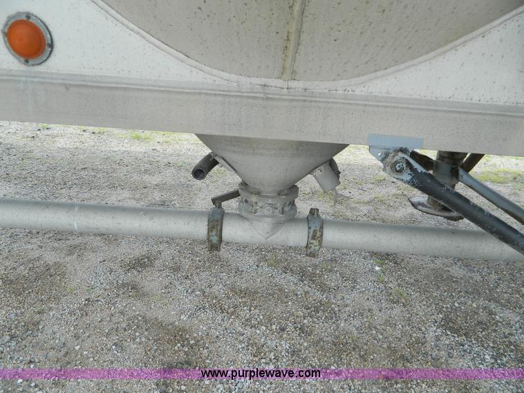 image for item K8150 1981 Fruehauf pneumatic bulk tank trailer