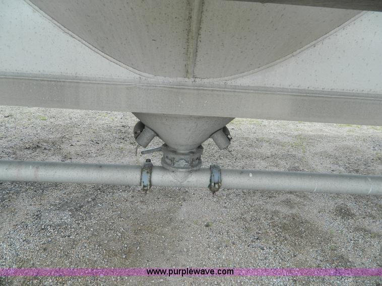 image for item K8150 1981 Fruehauf pneumatic bulk tank trailer