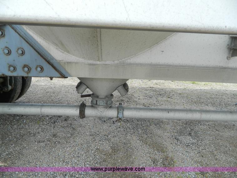 image for item K8150 1981 Fruehauf pneumatic bulk tank trailer