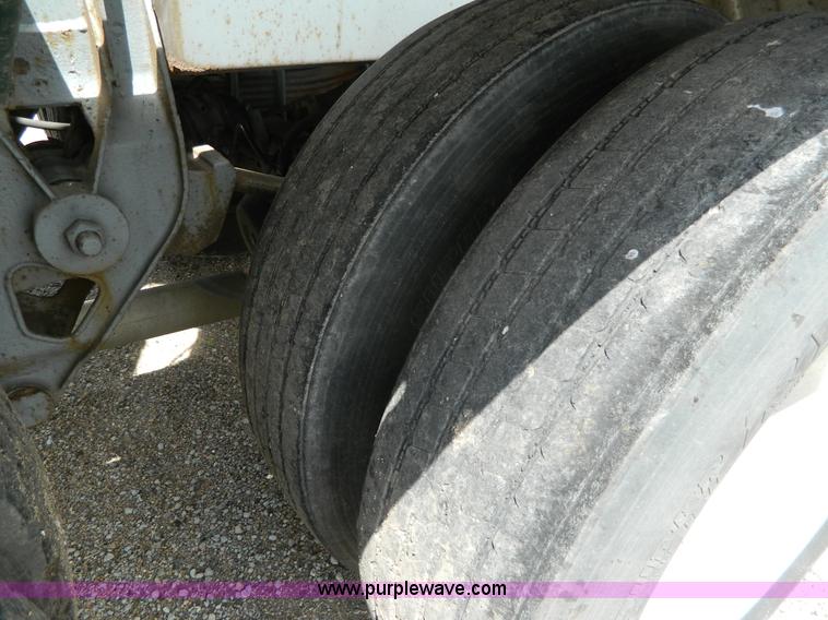 image for item K8150 1981 Fruehauf pneumatic bulk tank trailer