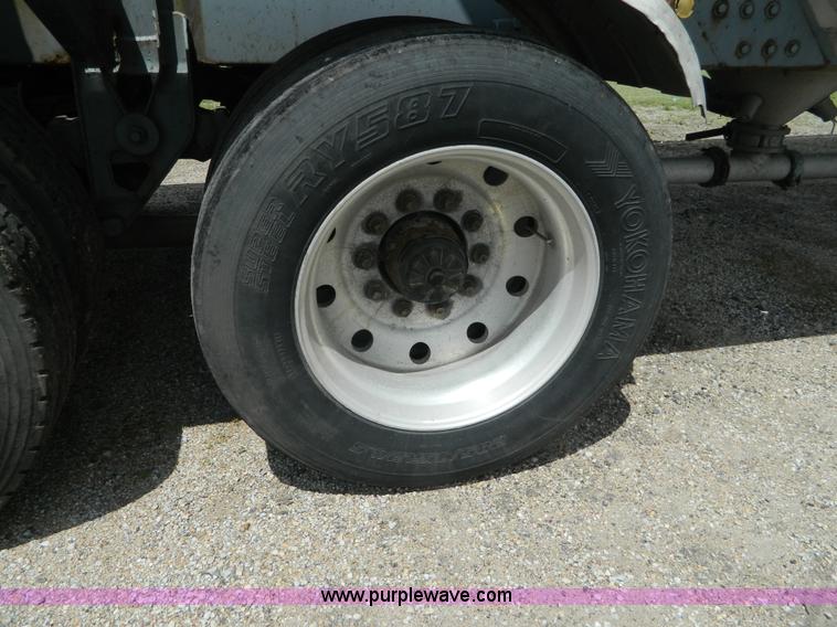 image for item K8150 1981 Fruehauf pneumatic bulk tank trailer