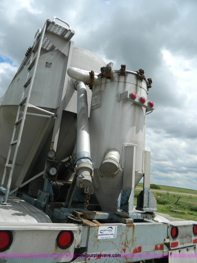 image for item K8150 1981 Fruehauf pneumatic bulk tank trailer