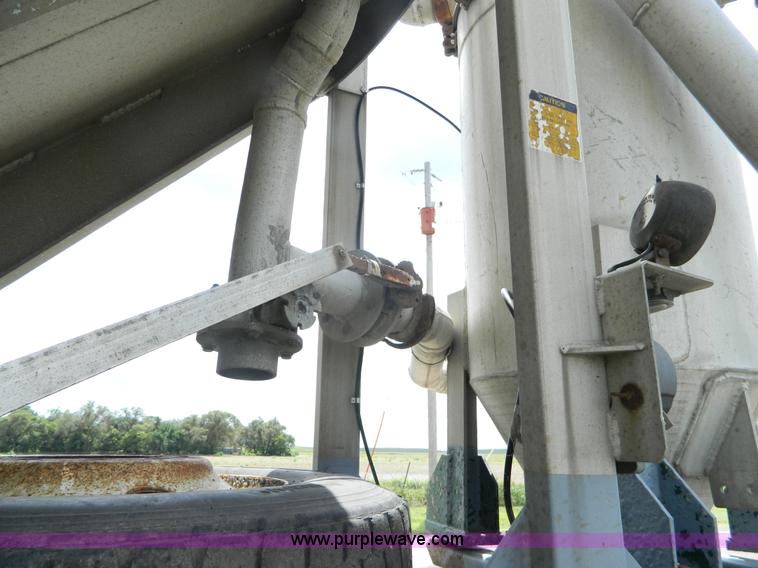 image for item K8150 1981 Fruehauf pneumatic bulk tank trailer