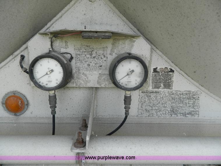 image for item K8150 1981 Fruehauf pneumatic bulk tank trailer