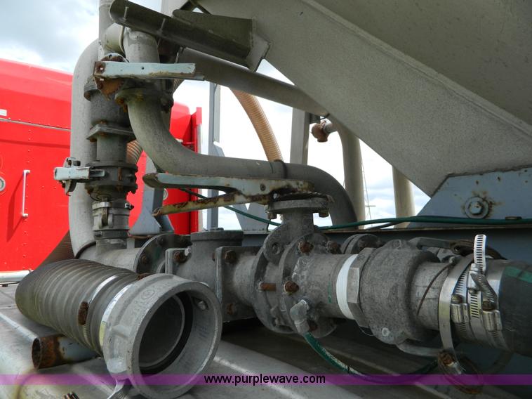 image for item K8150 1981 Fruehauf pneumatic bulk tank trailer