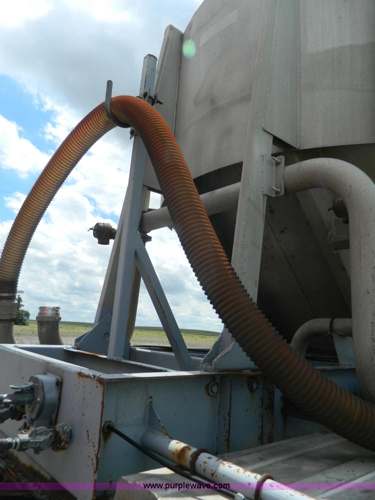 image for item K8150 1981 Fruehauf pneumatic bulk tank trailer