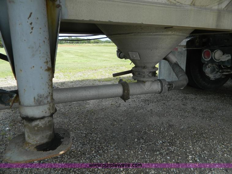 image for item K8150 1981 Fruehauf pneumatic bulk tank trailer