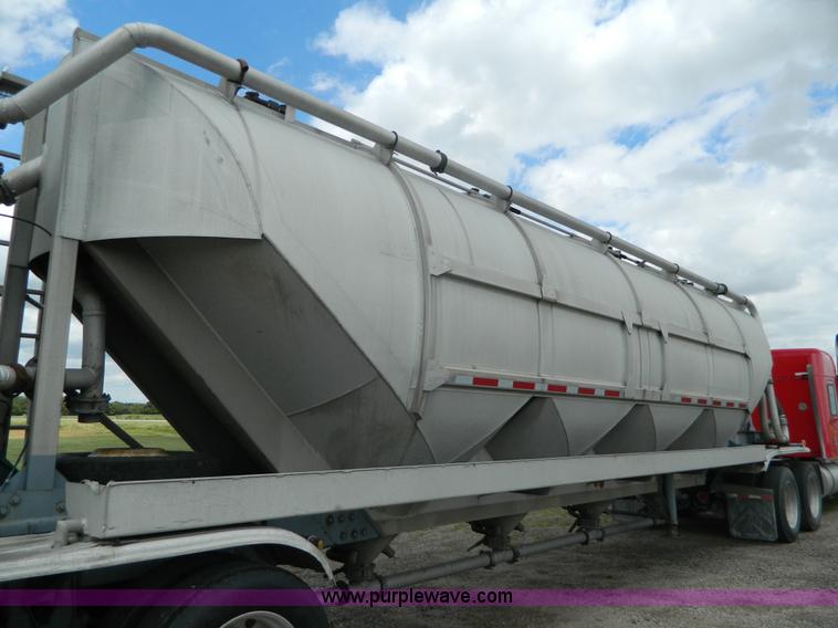 image for item K8150 1981 Fruehauf pneumatic bulk tank trailer