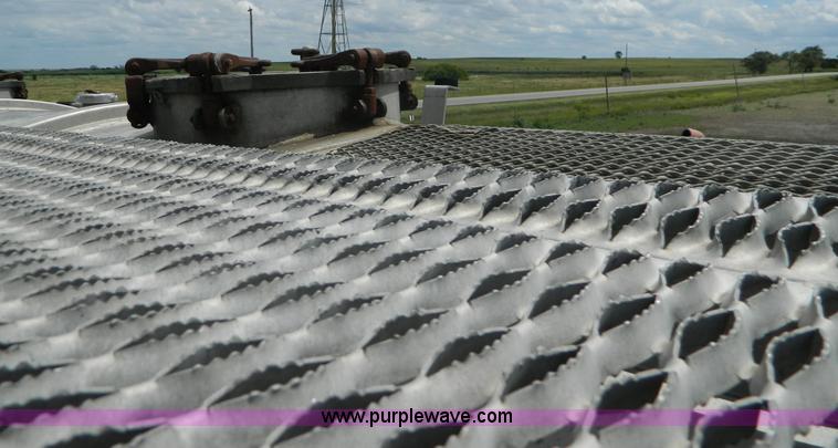 image for item K8150 1981 Fruehauf pneumatic bulk tank trailer