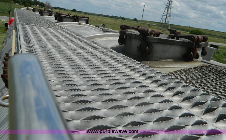 image for item K8150 1981 Fruehauf pneumatic bulk tank trailer