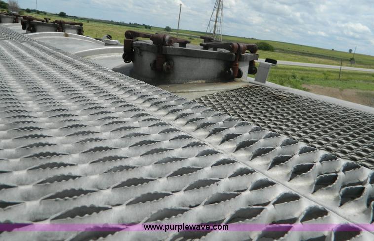 image for item K8150 1981 Fruehauf pneumatic bulk tank trailer