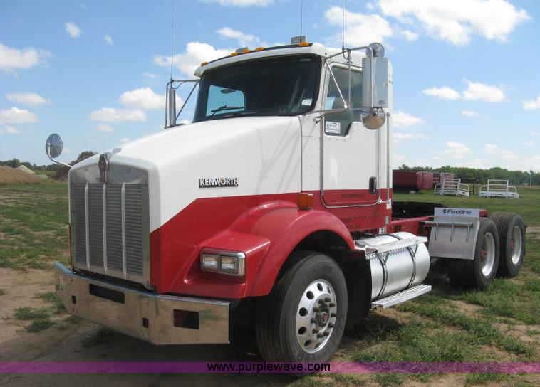 image for item K8720 2005 Kenworth T800 semi truck