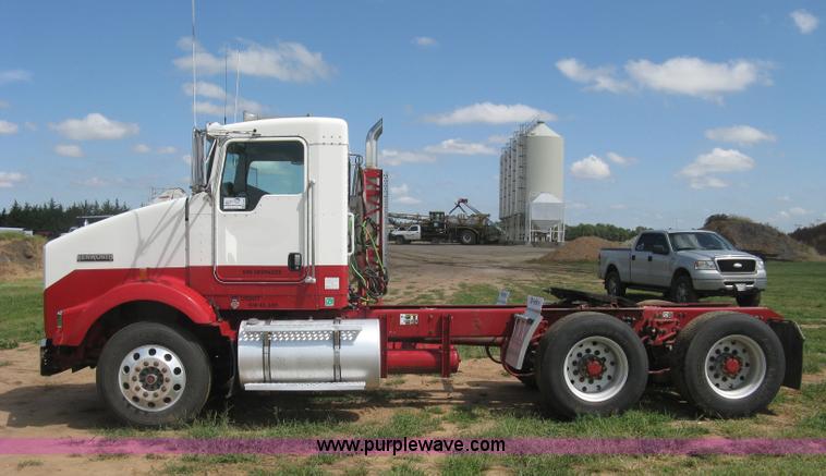 image for item K8720 2005 Kenworth T800 semi truck
