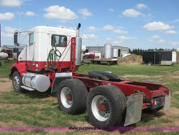 image for item K8720 2005 Kenworth T800 semi truck