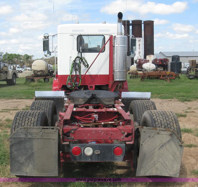 image for item K8720 2005 Kenworth T800 semi truck