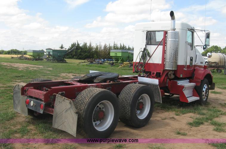 image for item K8720 2005 Kenworth T800 semi truck
