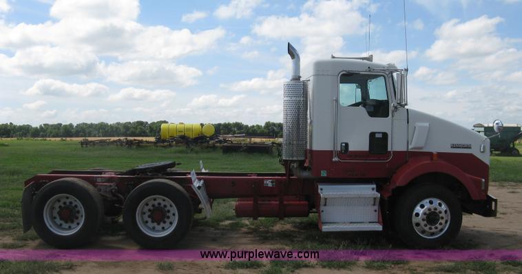 image for item K8720 2005 Kenworth T800 semi truck