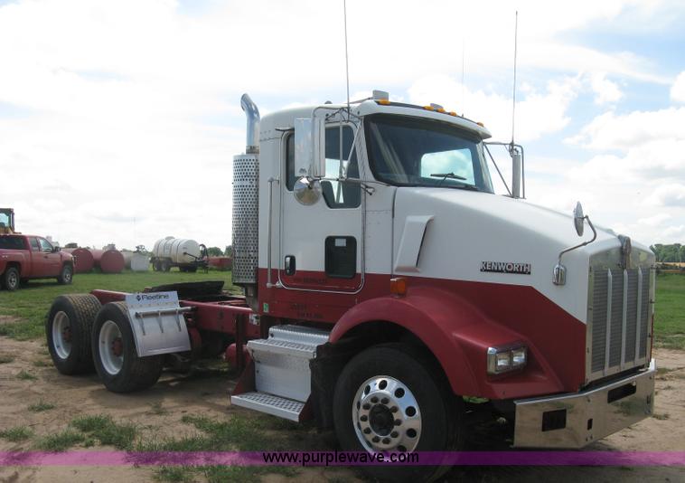 image for item K8720 2005 Kenworth T800 semi truck