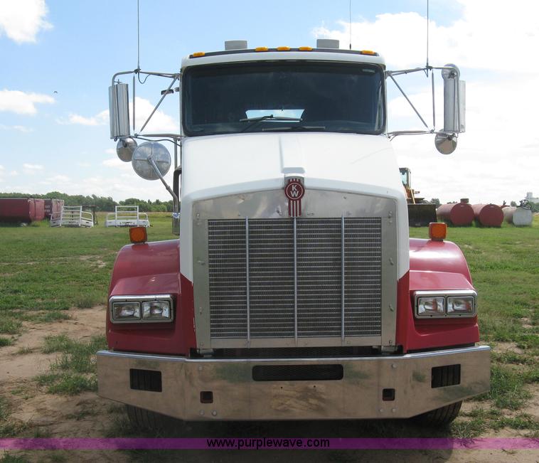 image for item K8720 2005 Kenworth T800 semi truck