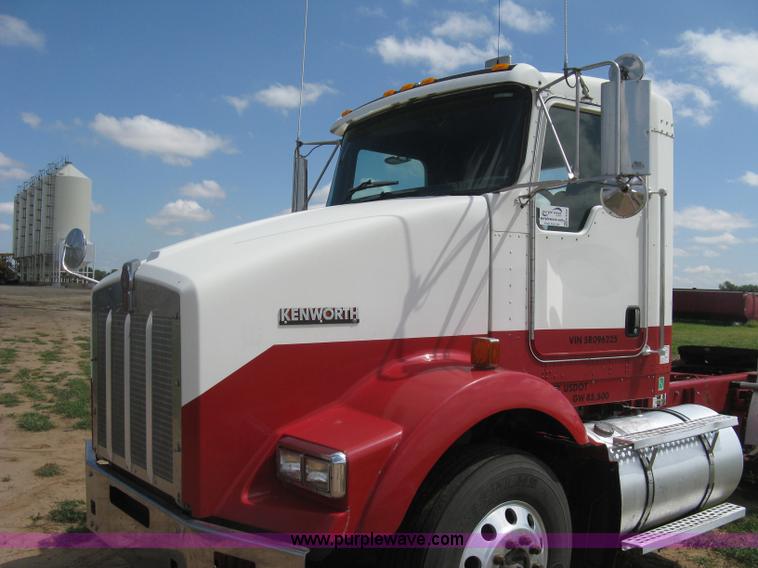 image for item K8720 2005 Kenworth T800 semi truck