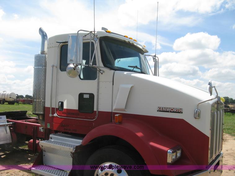 image for item K8720 2005 Kenworth T800 semi truck